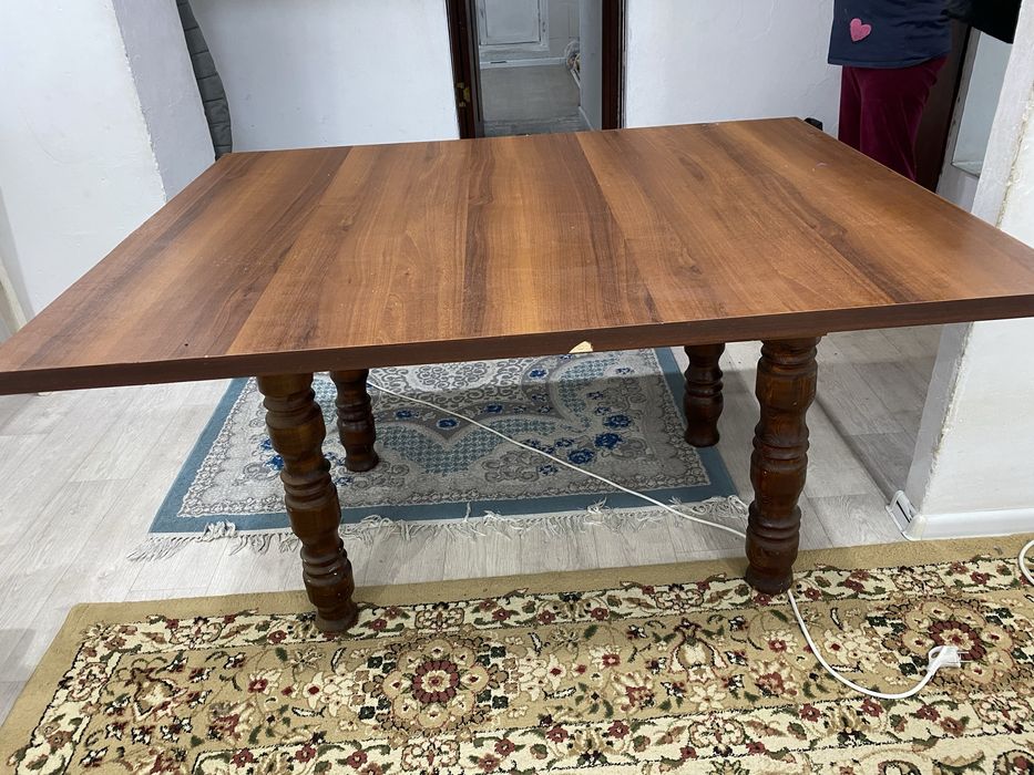 2 стола , 1 гостинный, 2-кухоный