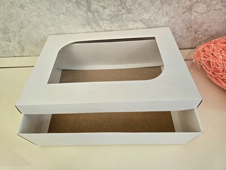 Белая коробка с крышкой