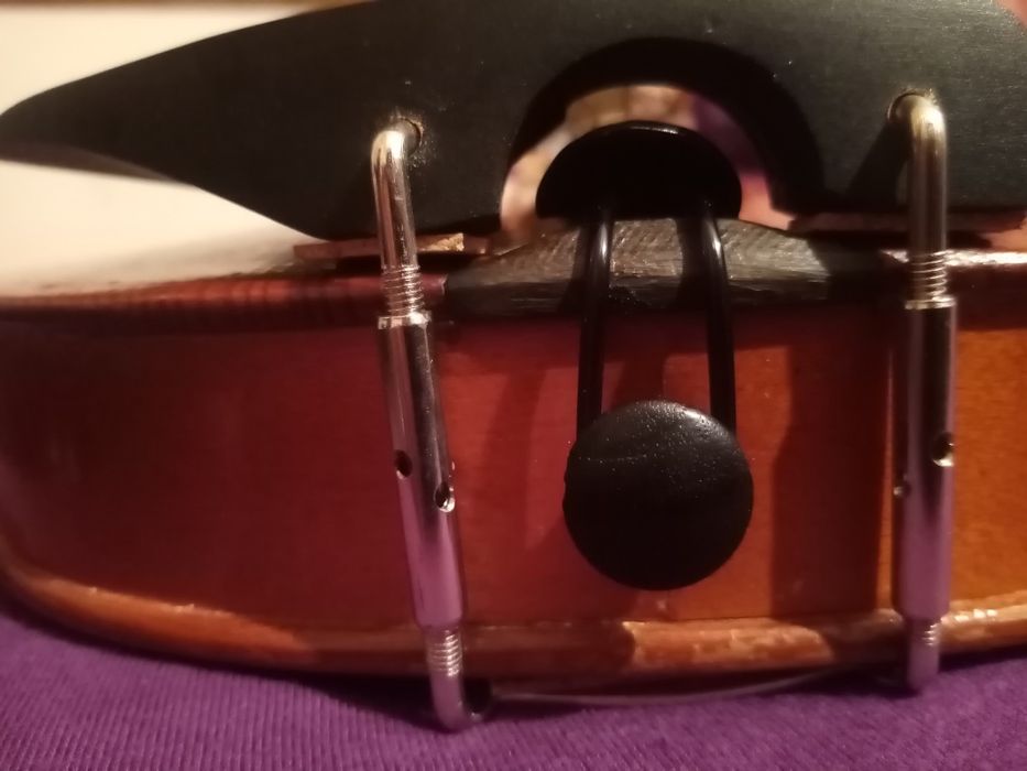 Российская скрипка 3/4. Вся комплектация поставлена новая. Звук яркий.