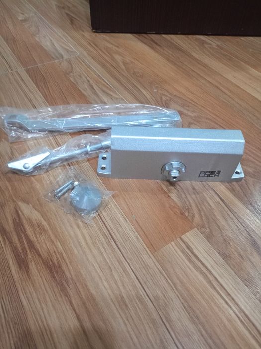 Дверной доводчик