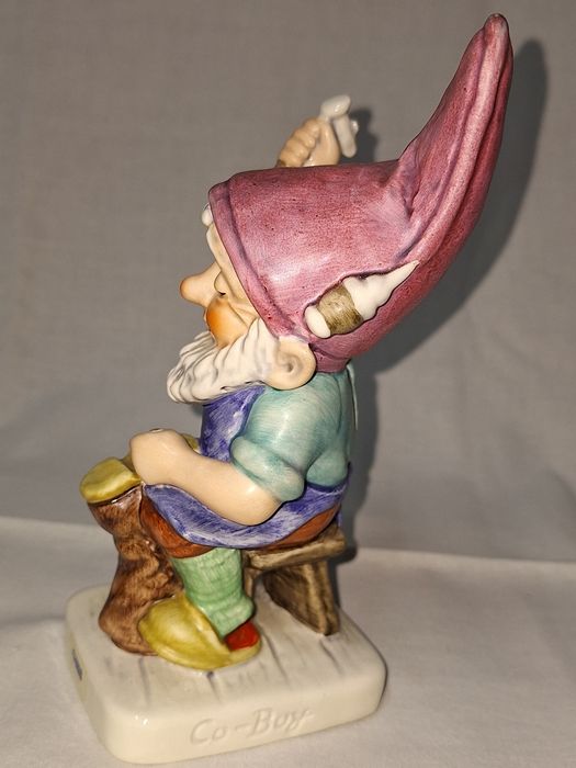 Порцеланова фигура--Goebel--W.Germany--1982--Chris--обущар.