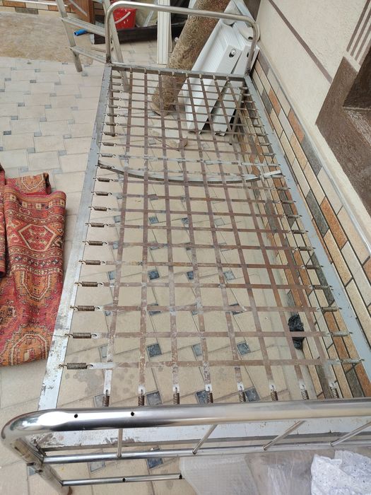 Продаëтся кровать железный