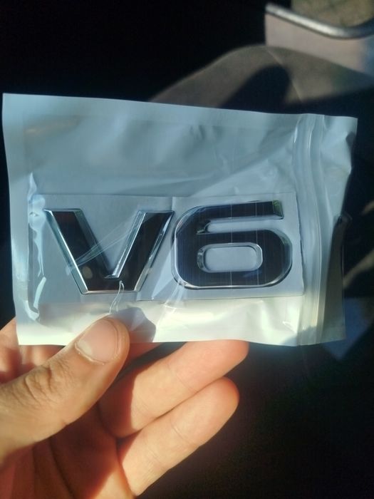 Продам наклейку шильдик v6