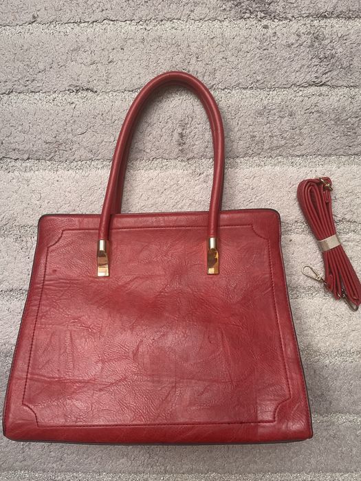 Дамска чанта с твърди дръжки