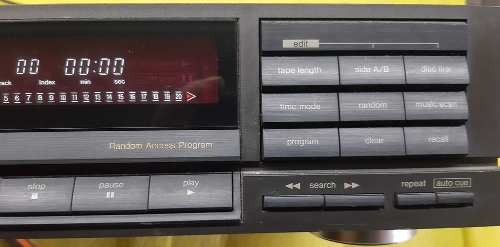 Technics Compact Disc Player SL-P212A