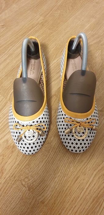Balerini albi cu bordura galbena, piele perforata, marimea 38