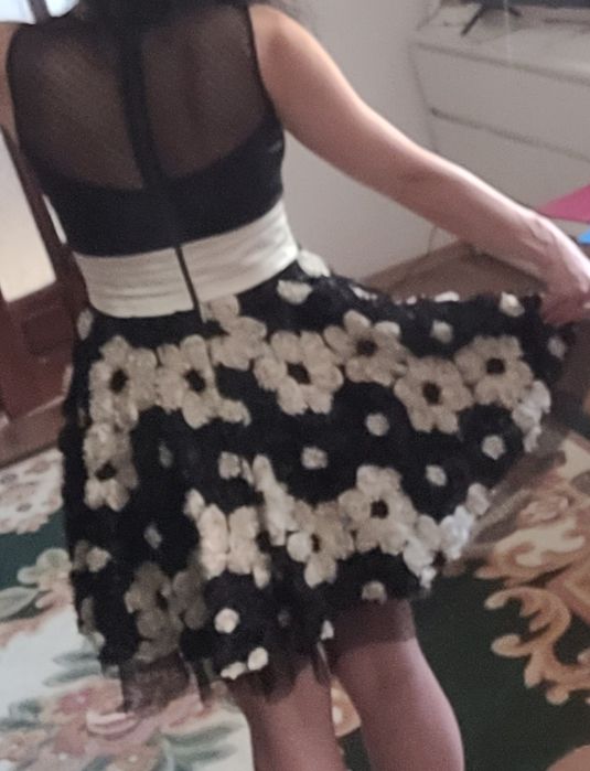 Rochie neagră cu flori