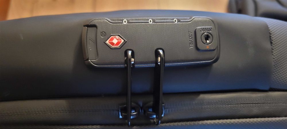 Rucsac laptop cu suport baterie externa USB si lacat pe cifre