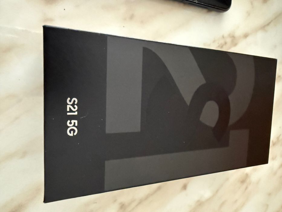Продавам Samsung S21 + 2 бр. Кейсове + кабел за зареждане.