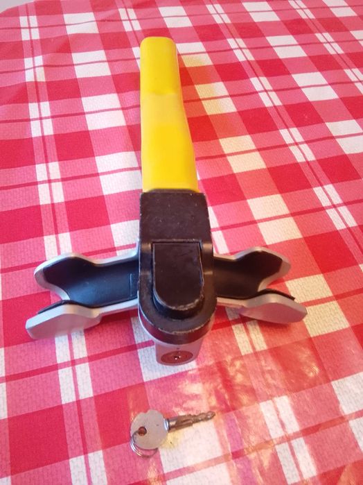 Заключалка за кормило на  кола или бус.