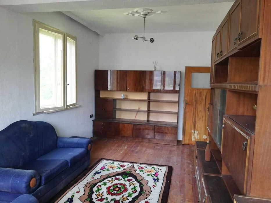 Mонолитна къща близнак в широкия център на гр. Казанлък, под Полицията