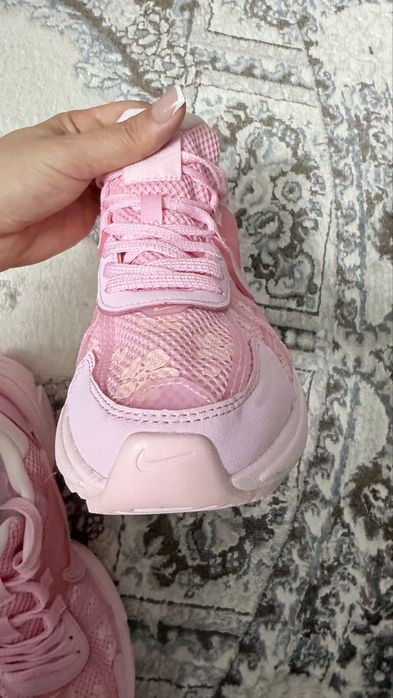 Кроссовки продаю новые Nike