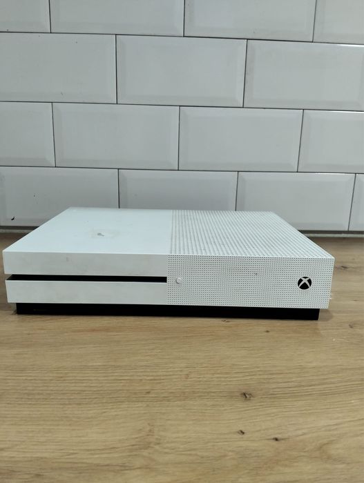 Vând Xbox One S 1TB – 500 lei