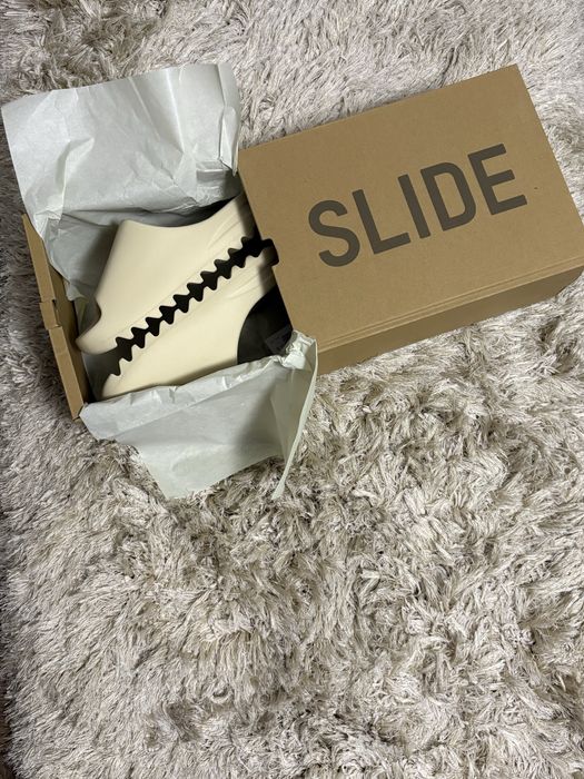 Yeezy Slides “Bone”