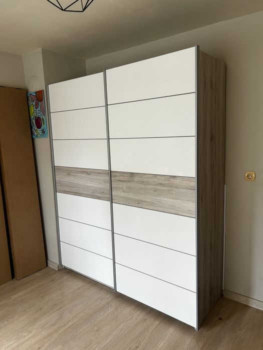 Двукрилен гардероб с плъзгащи врати бял гланц