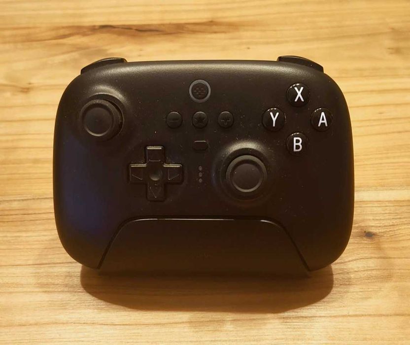 Два контролера 8BitDo Ultimate + станции за зареждане