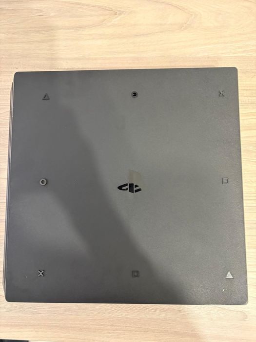 Vând PS 4 Pro  plus 2 controllere