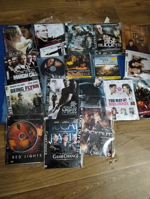 Vând 60 dvd uri filme