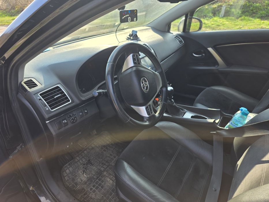 Продавам Тойота Авенсис