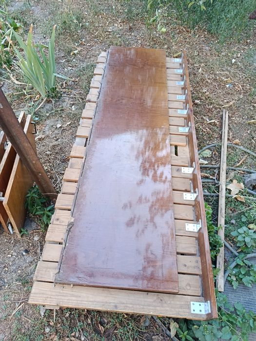 Продается деревянный диван-кровать,раздвижной а