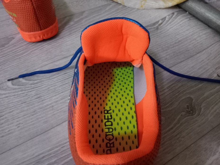 Кеды футбольные.