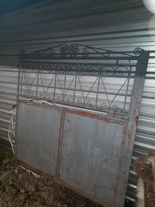 2 Porti mari din teava groasa,1.60 m 1,69m,1 mica de 1 m,si 11 panouri