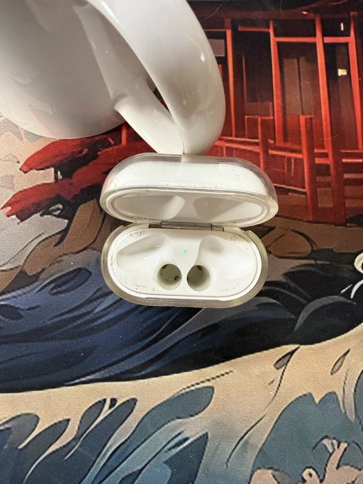 Продам кейс airpods 2 без наушников
