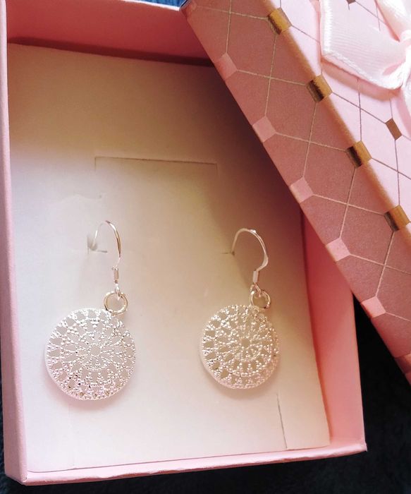 Нови, сребърни обеци. Голям избор от различни модели. Всеки -в кутия.