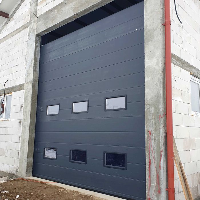 Vindem și montăm uși industriale