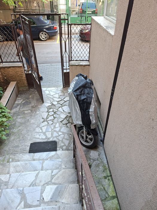 Продавам скутер Пежо 50 кубика, 1250 Евро.Варна
