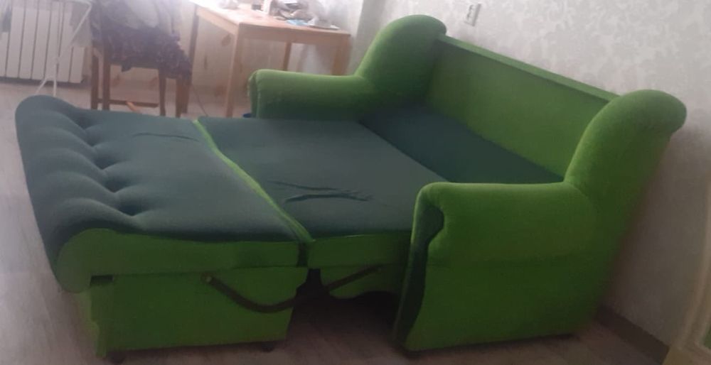 Продам диван зеленый