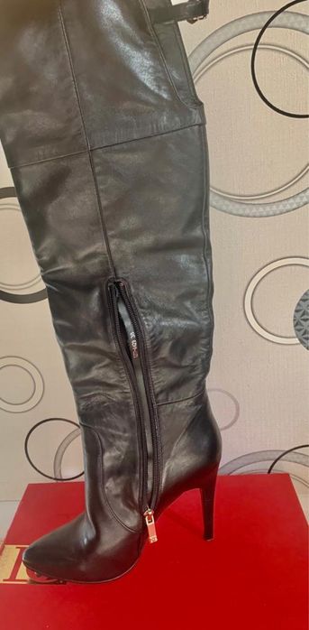 Черные кожанные ботфорты Basconi