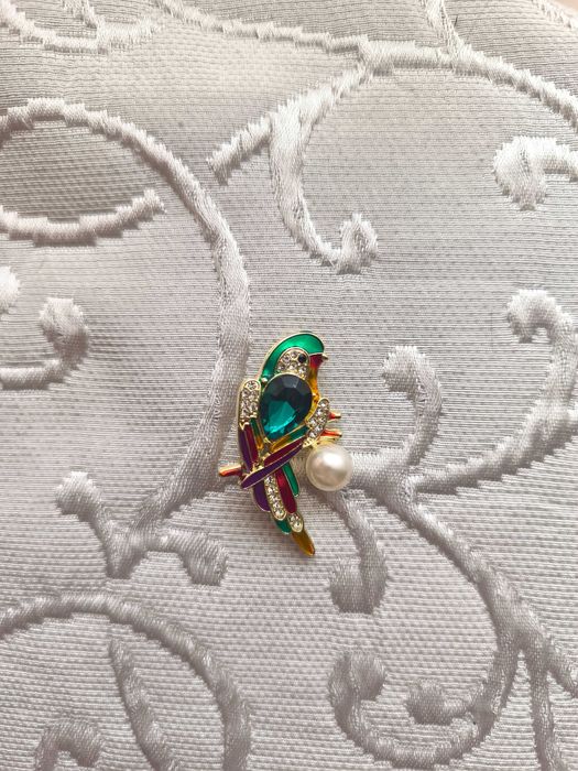 Брошки, игли за ревери, ластици за коса, обеци, фиби и пръстени