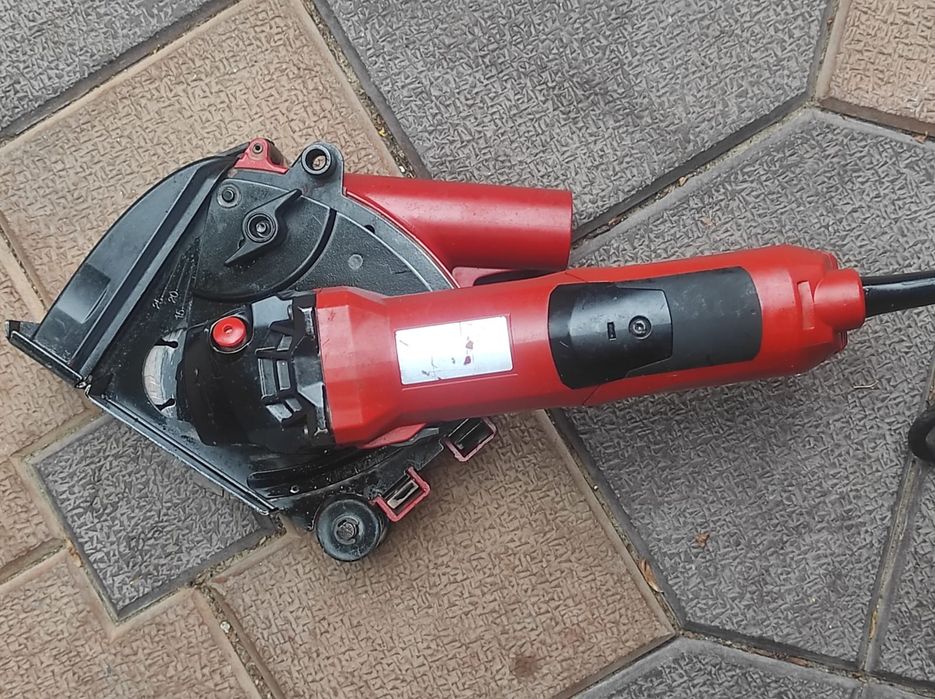 Mașina de făcut caneluri ptr electricieni