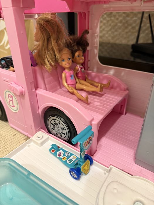 Rulota BARBIE cu piscina, bucatarie si salupa