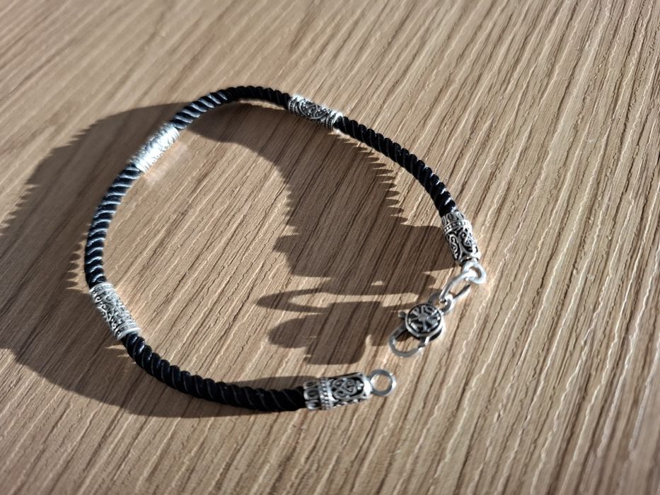 Сребърна гривна с копринени конци