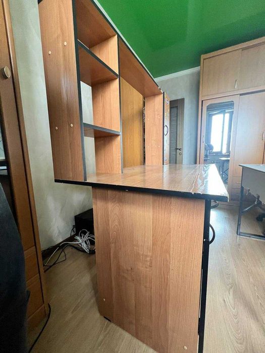 Компьютерный стол с полками