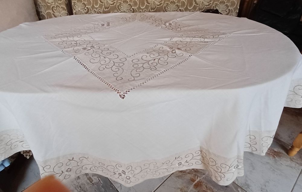 Покривка за кръгла маса с бродерия