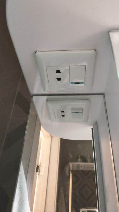 Продам зеркало шкаф для ванной