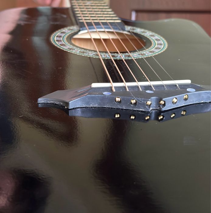 Чорная гитара в отличном качестве