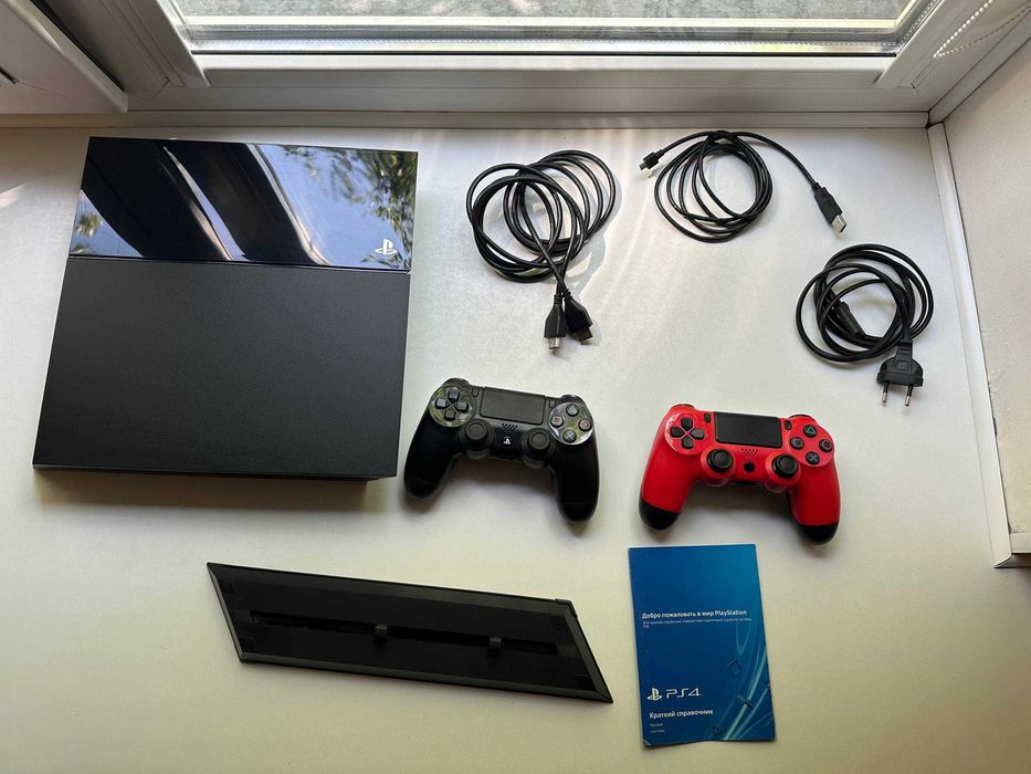 PlayStation 4 (PS4) 500GB + 2 геймпада