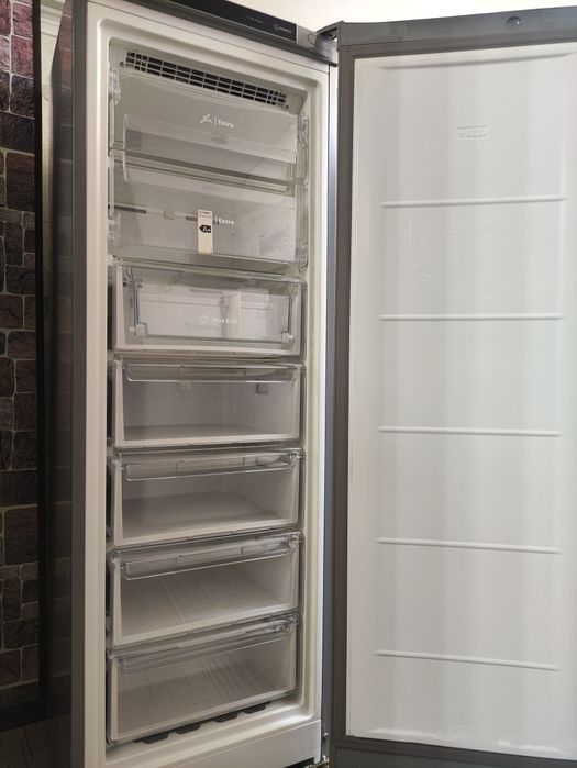 Морозильный шкаф Indesit