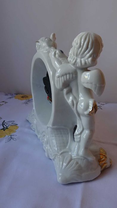 Порцеланов настолен часовник  с херувими и гълъби.