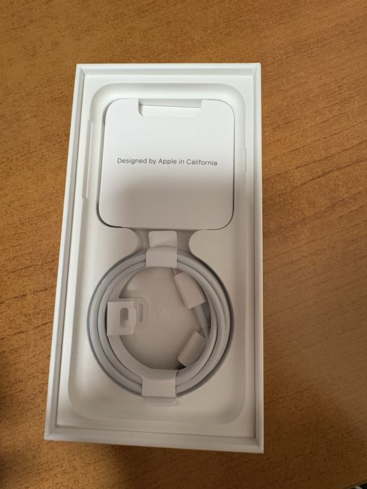 Продавам телефон Iphone SE 2020 +Нова батерия