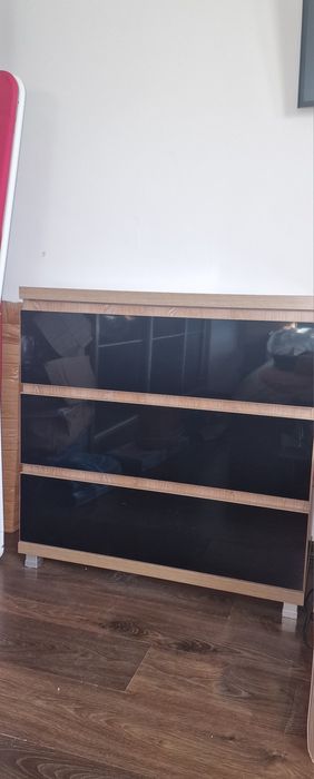 Dormitor: pat 180/200, dressing 3 uși, comoda sertare