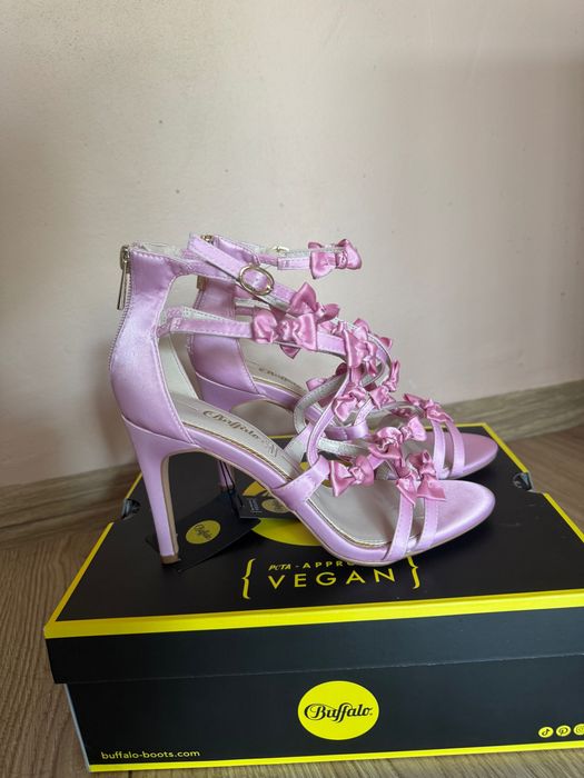 Обувки сандали с ток Buffalo