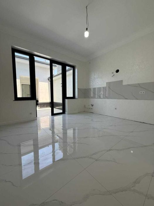 Yakkasaroy markazida 3 qavatli 3,3sotix  EVRO uchastka