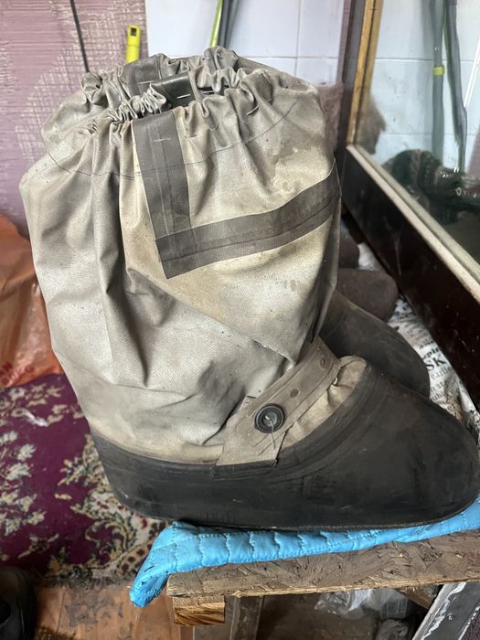 Продадим пимокаты( валенки с калошами)