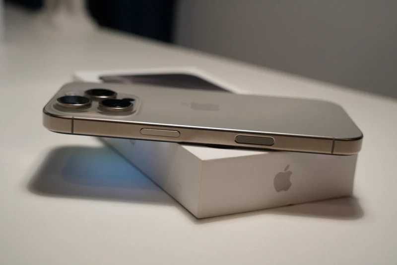 Apple iPhone 16 Pro Natural Titanium, baterie 92%, cutie