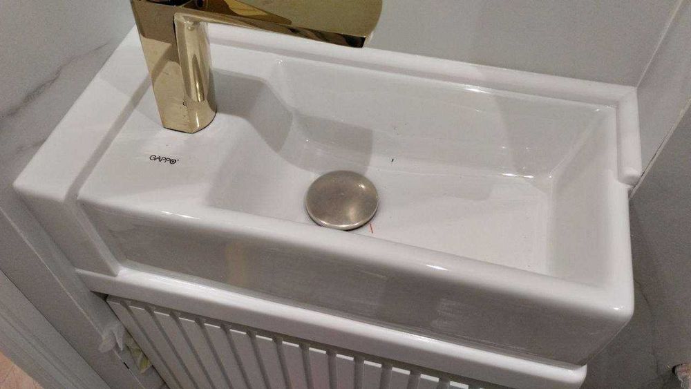 Пристеночные плинтусы/бордюры из акрилового камня для ванной и кухни